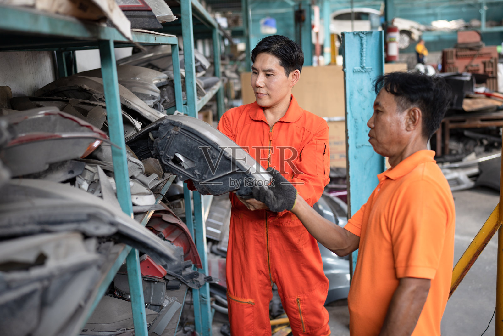 亚洲机械师在汽车服务中心检查汽车零件照片摄影图片