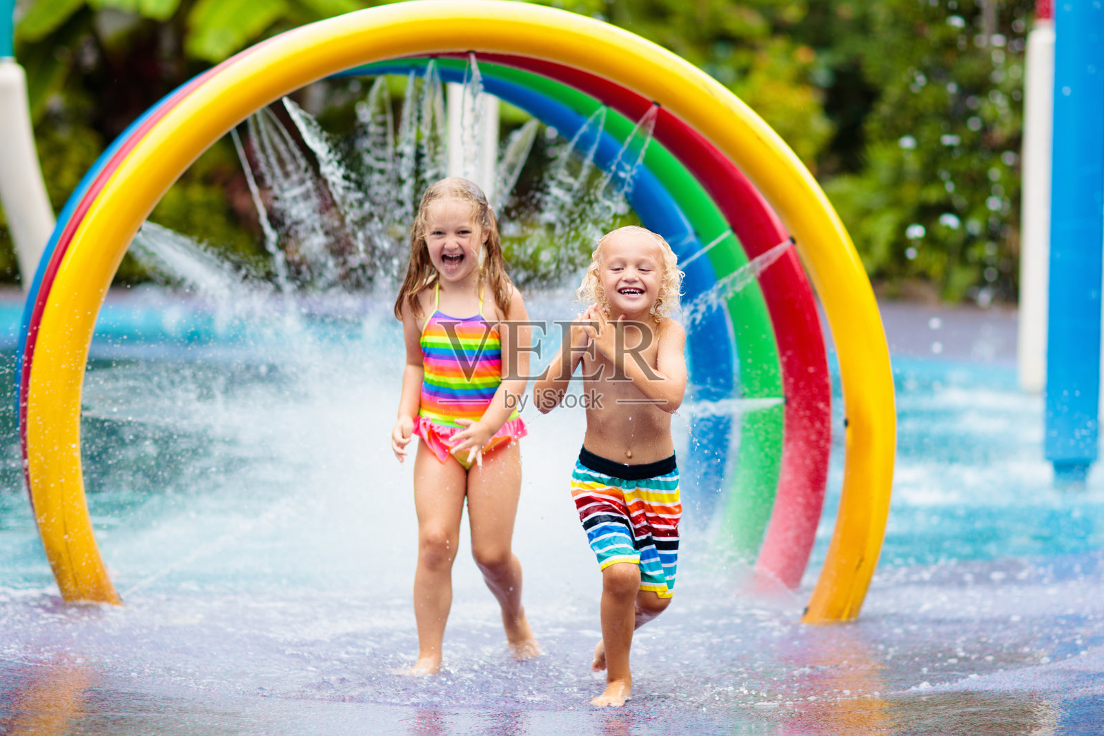 孩子们在水上乐园。孩子在游泳池里。照片摄影图片