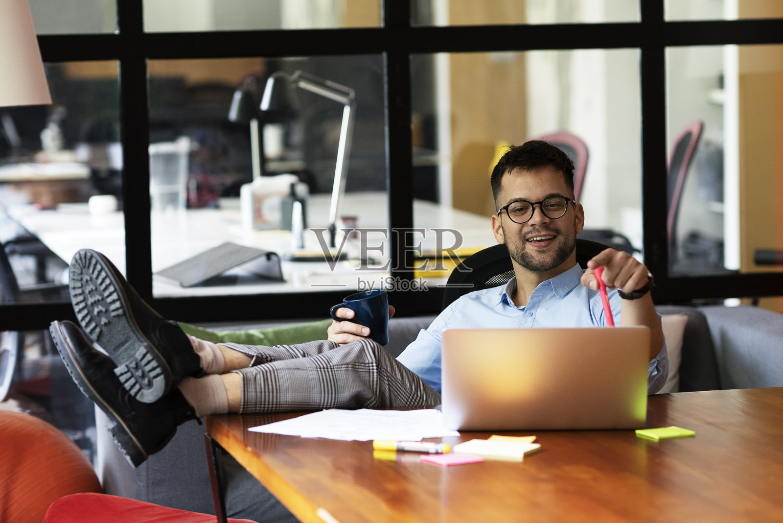在笔记本电脑上工作的帅哥画像。照片摄影图片