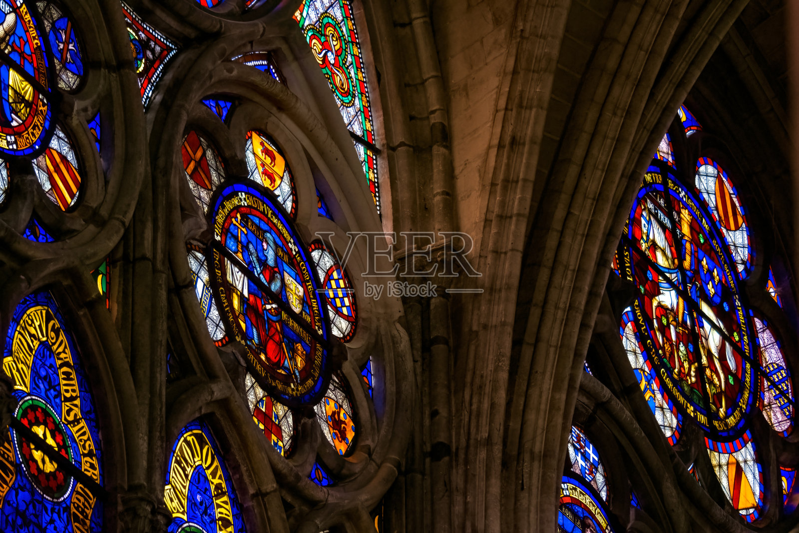 欧洲一座中世纪大教堂的拱形和彩色玻璃的特写细节照片摄影图片