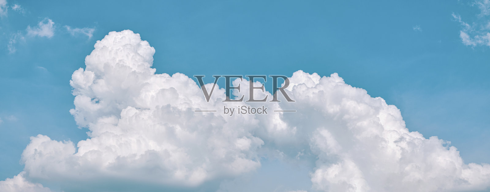 天空云蓝背景全景，美丽洁白，夏日天光明媚照片摄影图片