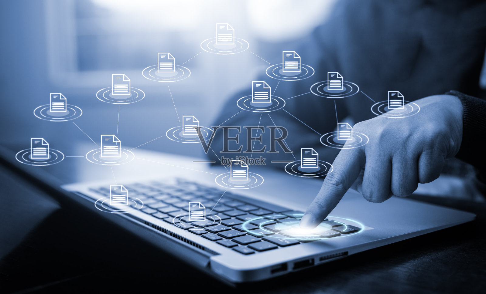 女商人用虚拟屏幕的笔记本电脑工作。在线文档数据库，IT顾问正在用笔记本电脑建立虚拟文档管理系统，公司文件归档软件。照片摄影图片