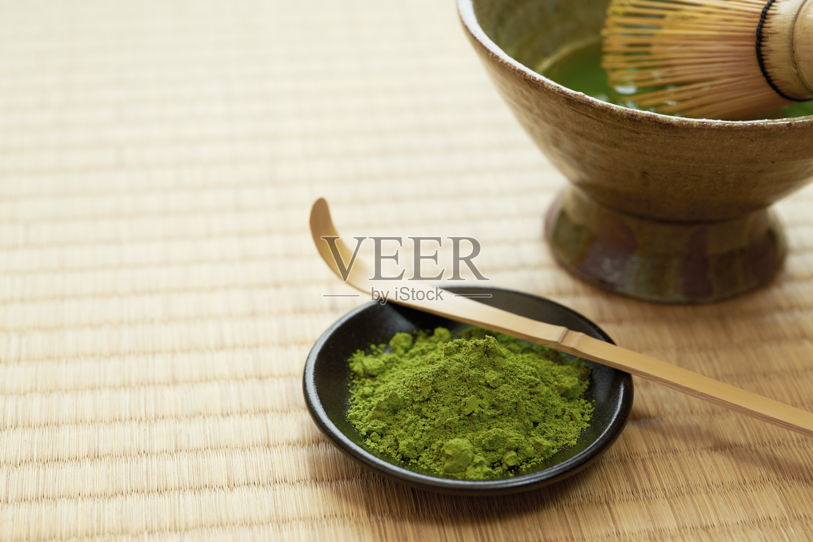 榻榻米背景的日本传统抹茶照片摄影图片