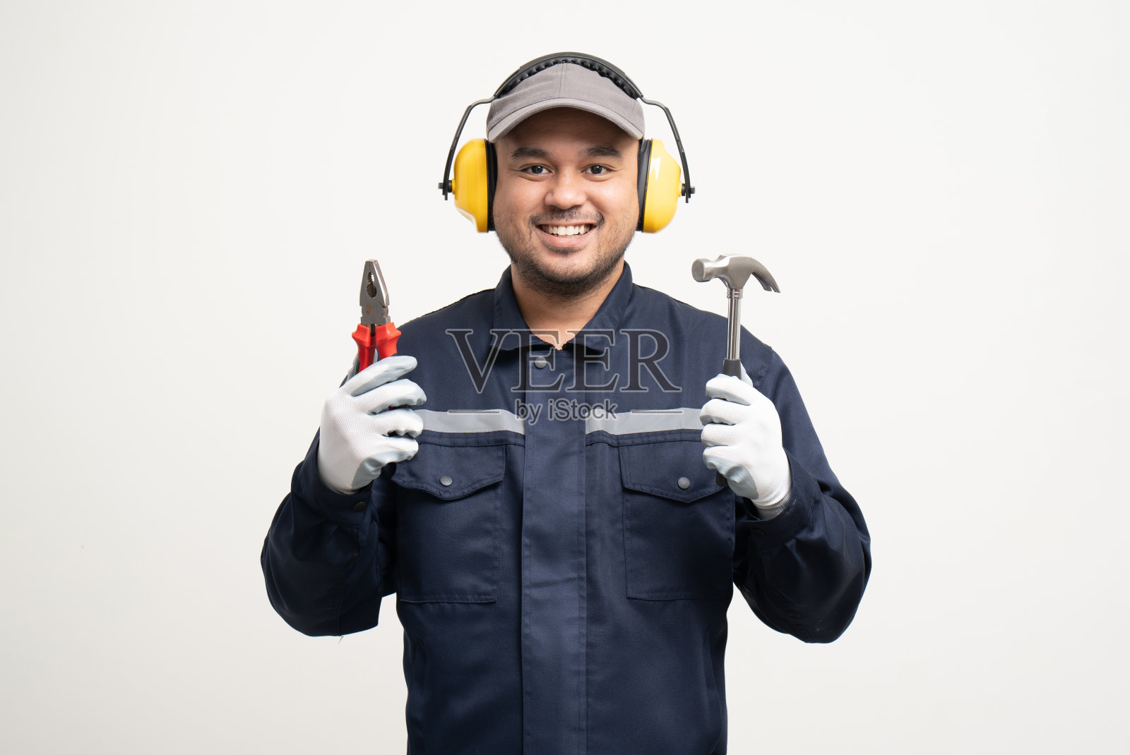 技术员使用设备工具进行统一的维修服务。服务行业房屋维修专业。家庭服务孤立的背景。照片摄影图片