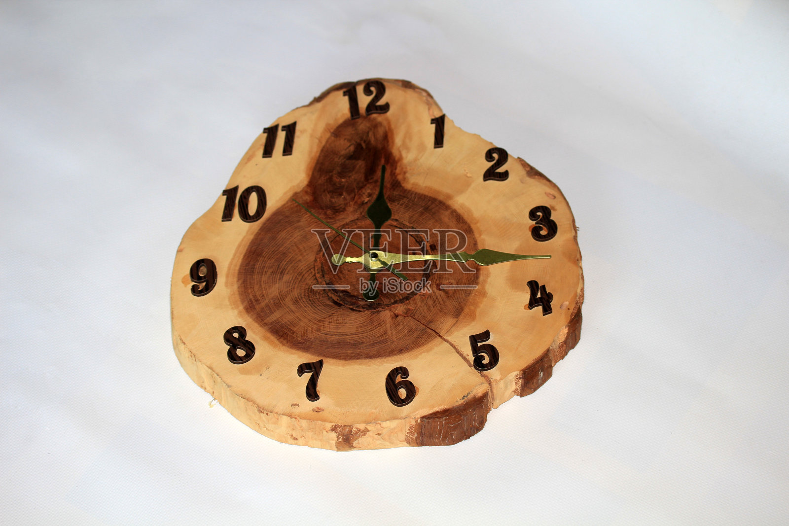 一个用树干做成的挂钟。照片摄影图片