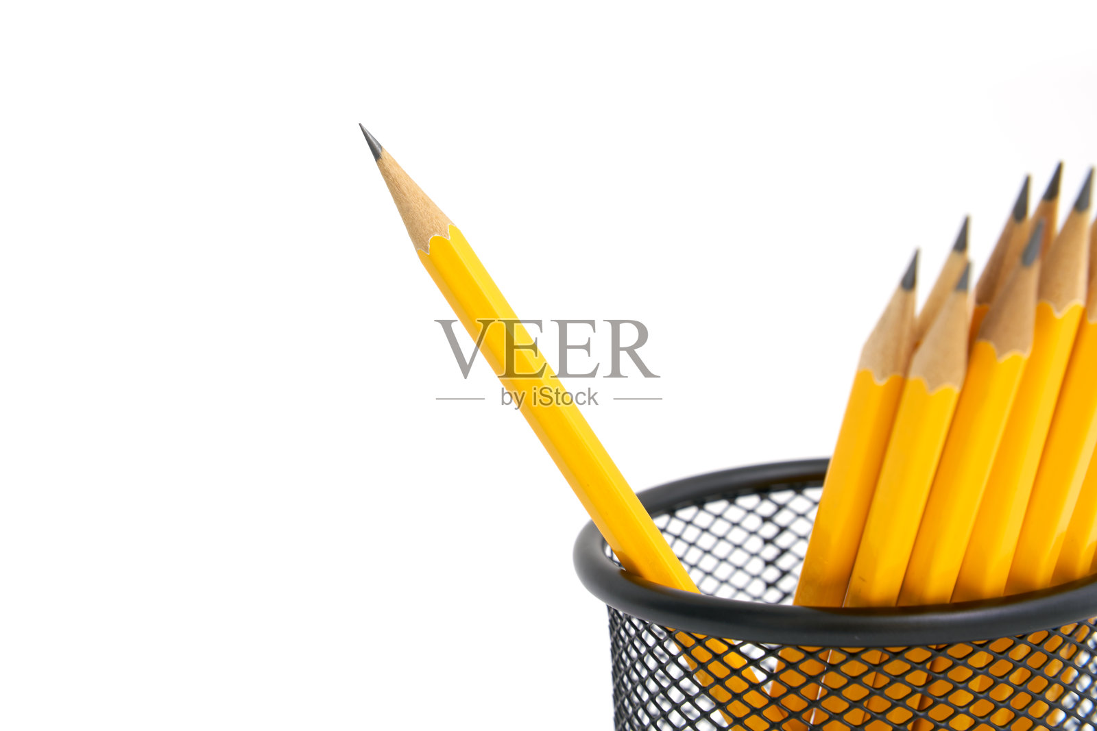 笔筒里装满了孤立背景上的铅笔照片摄影图片