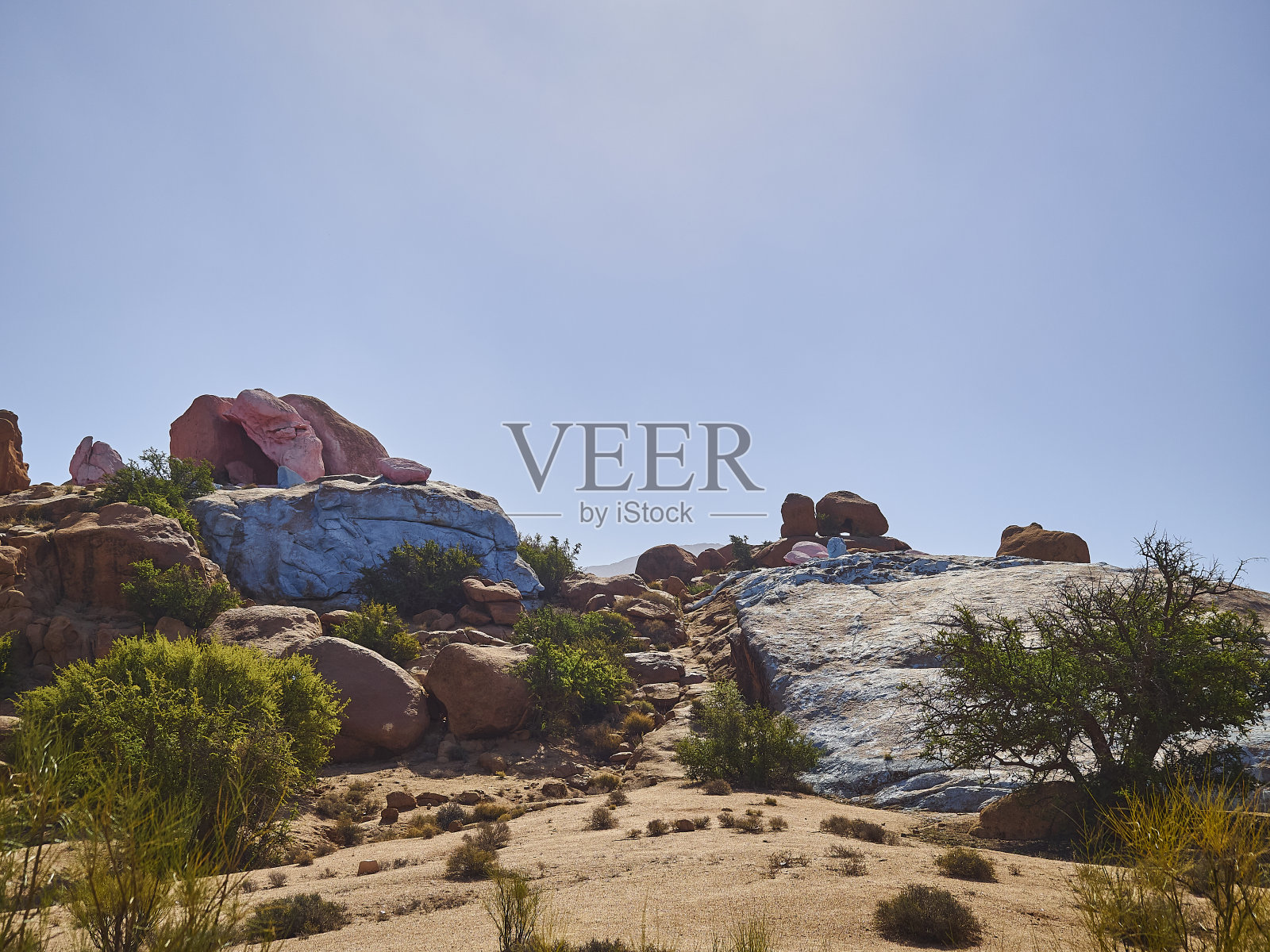 摩洛哥塔夫拉乌特附近著名的彩色彩绘岩石。照片摄影图片