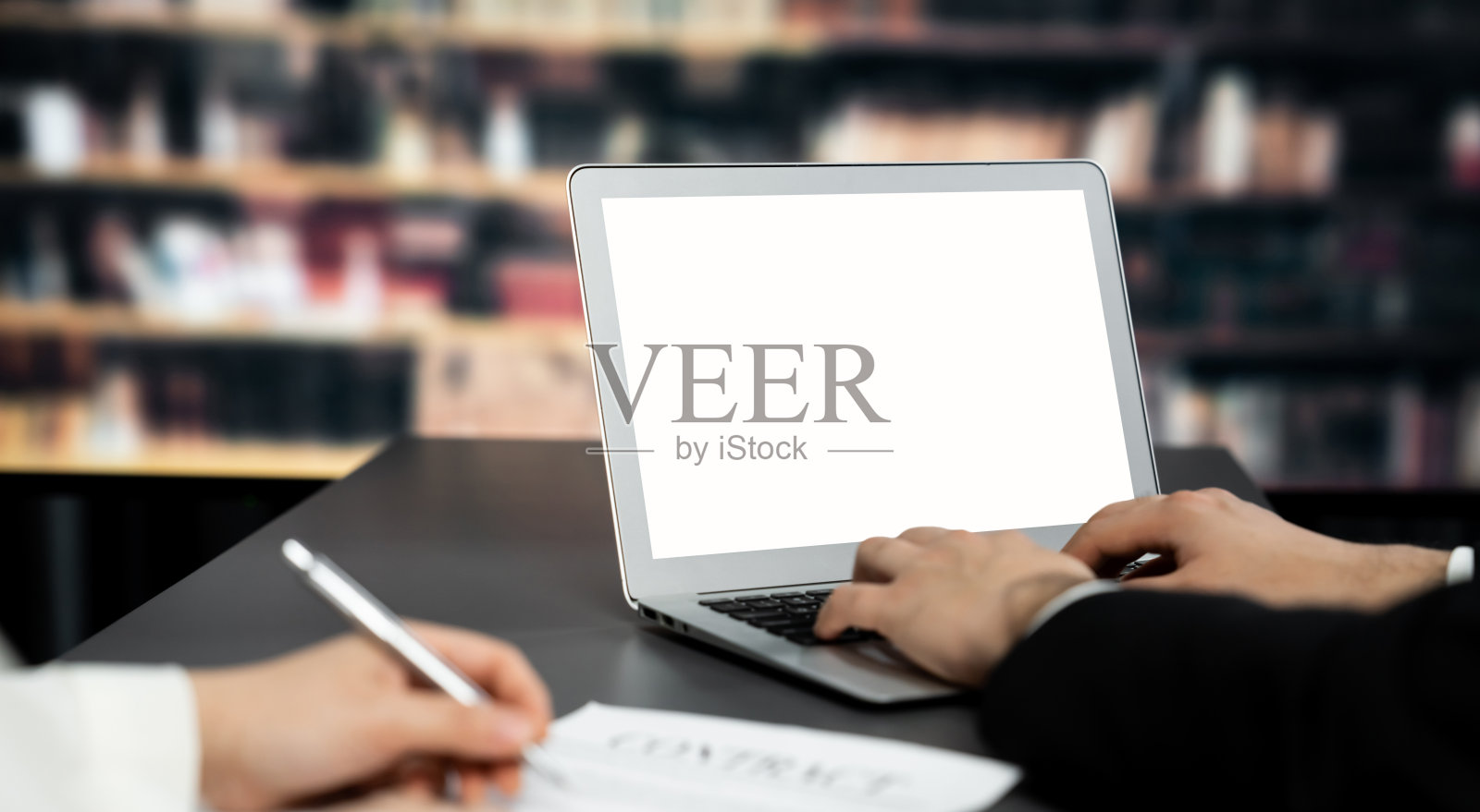 在图书馆的桌子上为精明的设计模型空的笔记本电脑屏幕照片摄影图片