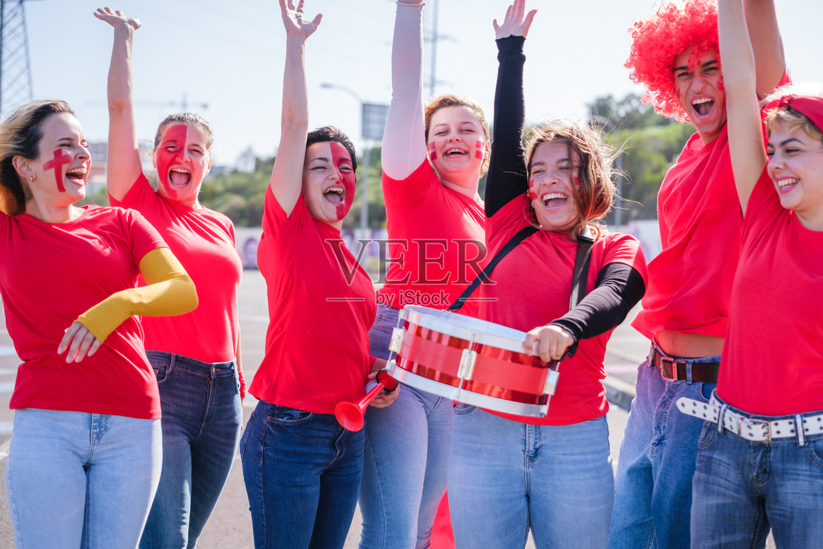 一群球迷为他们的球队唱支持歌曲，一起支持他们照片摄影图片