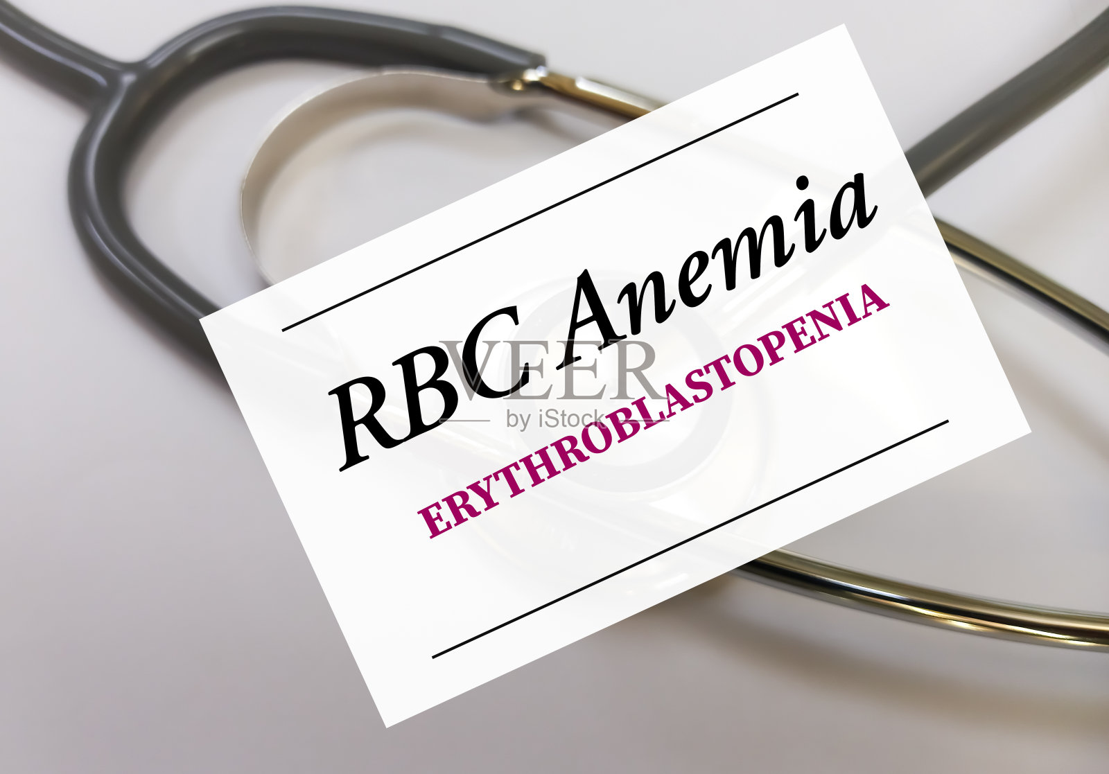 白血球减少症(红细胞贫血)在白板上与医疗设备。照片摄影图片