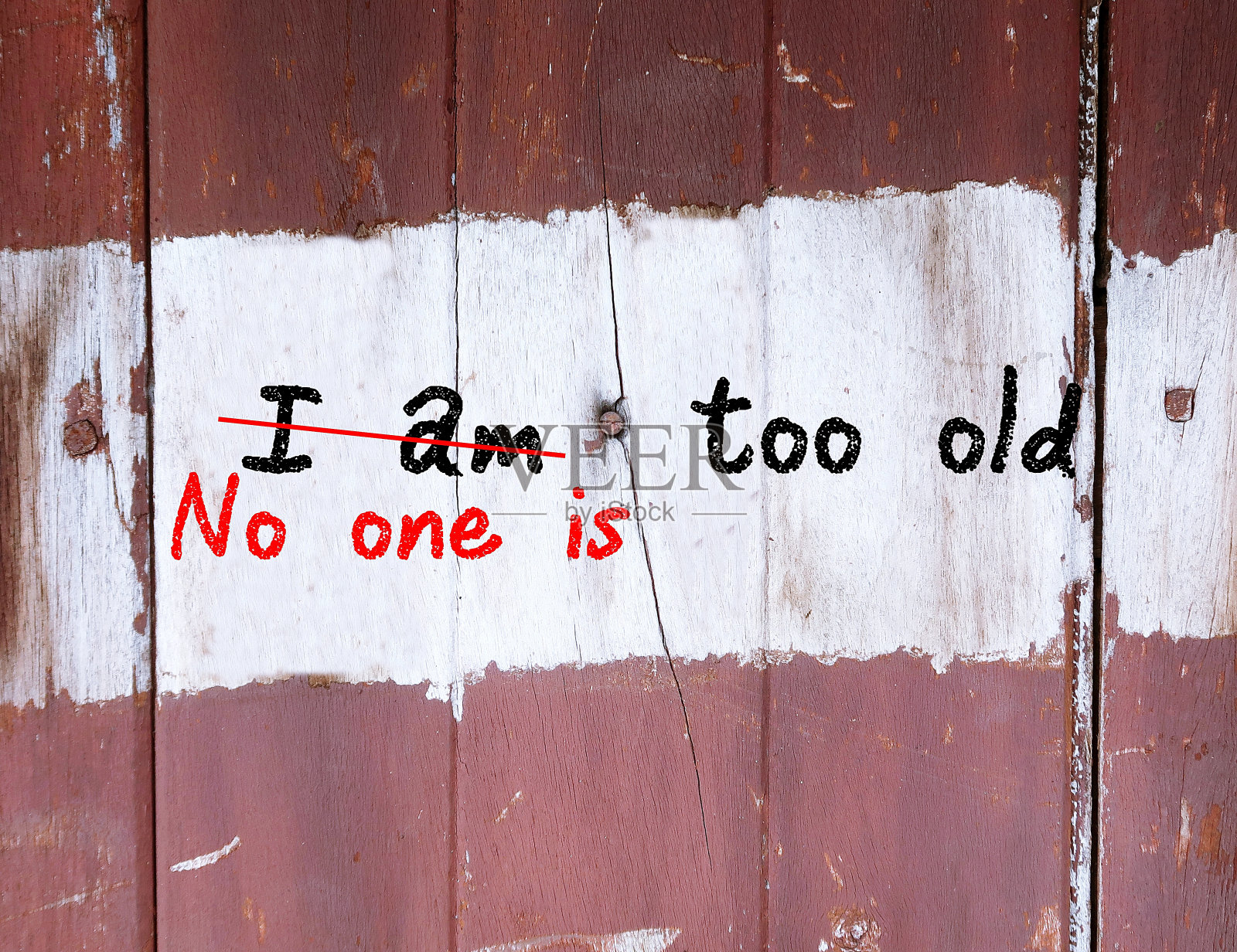 在旧木墙上涂上手写的粉笔文字“我太老了”，改成“没有人太老了”，将对衰老的消极自我认知转变为积极的自我认知，并保持既定的目标或梦想照片摄影图片
