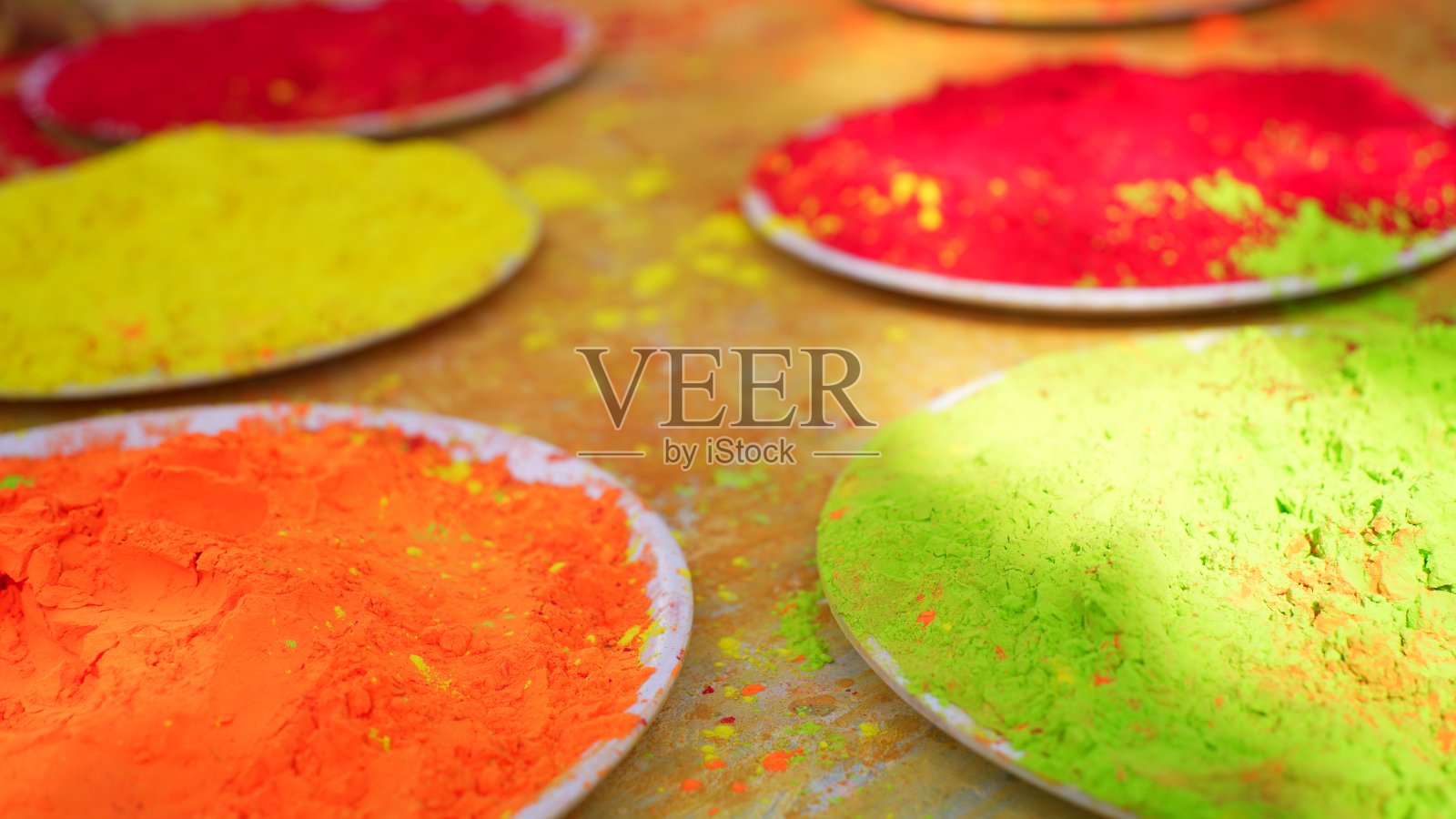 五颜六色的传统胡里粉放在碗里。胡里节快乐。概念印度色彩节日称为胡里节。有机古拉尔尘照片摄影图片