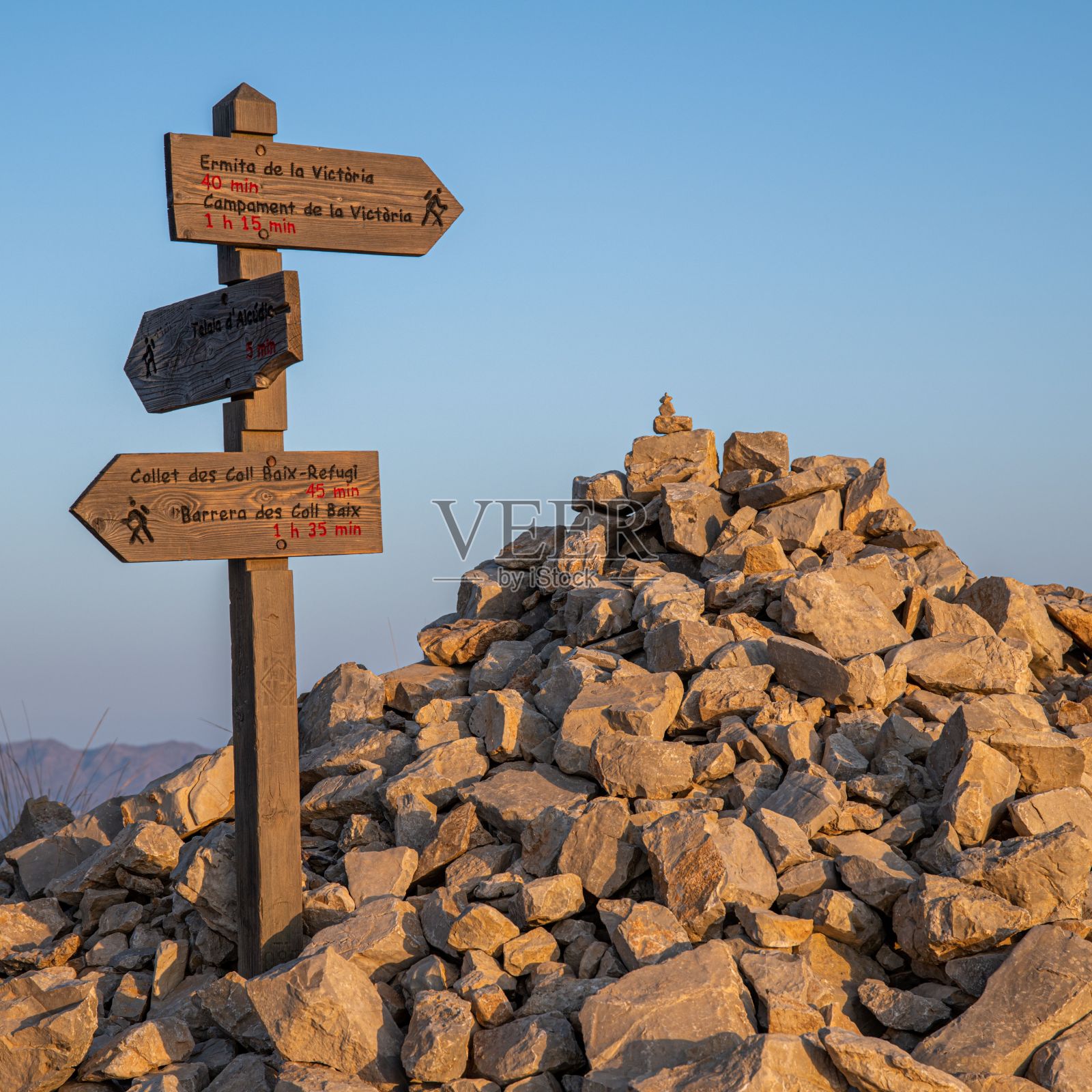 一堆大石头，每块石头上都有三个方向标志照片摄影图片