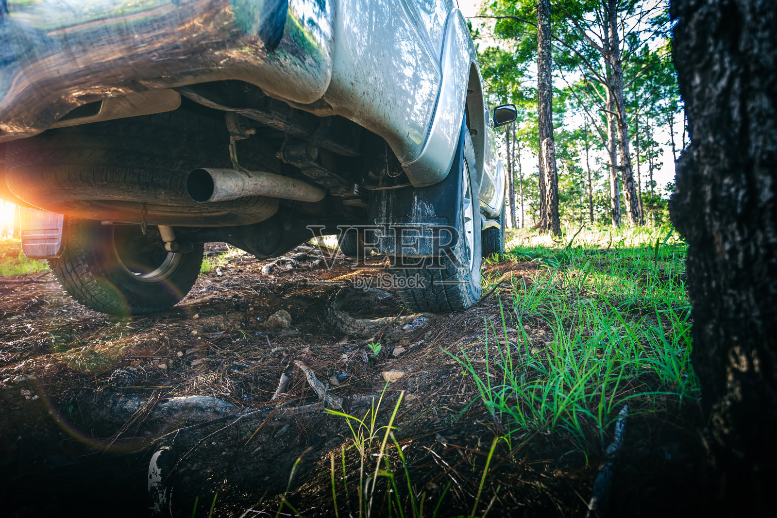 越野林道，专注于车轮。照片摄影图片