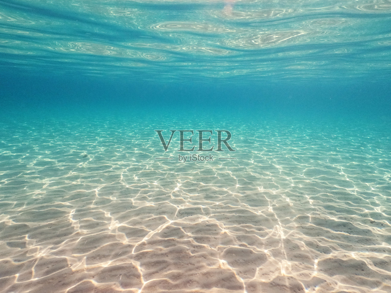 美丽的蓝色大海和白色的沙滩照片摄影图片