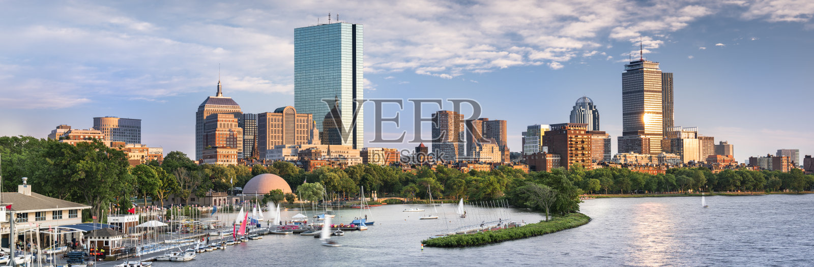 波士顿马萨诸塞州美国市中心城市天际线和船码头在查尔斯河照片摄影图片