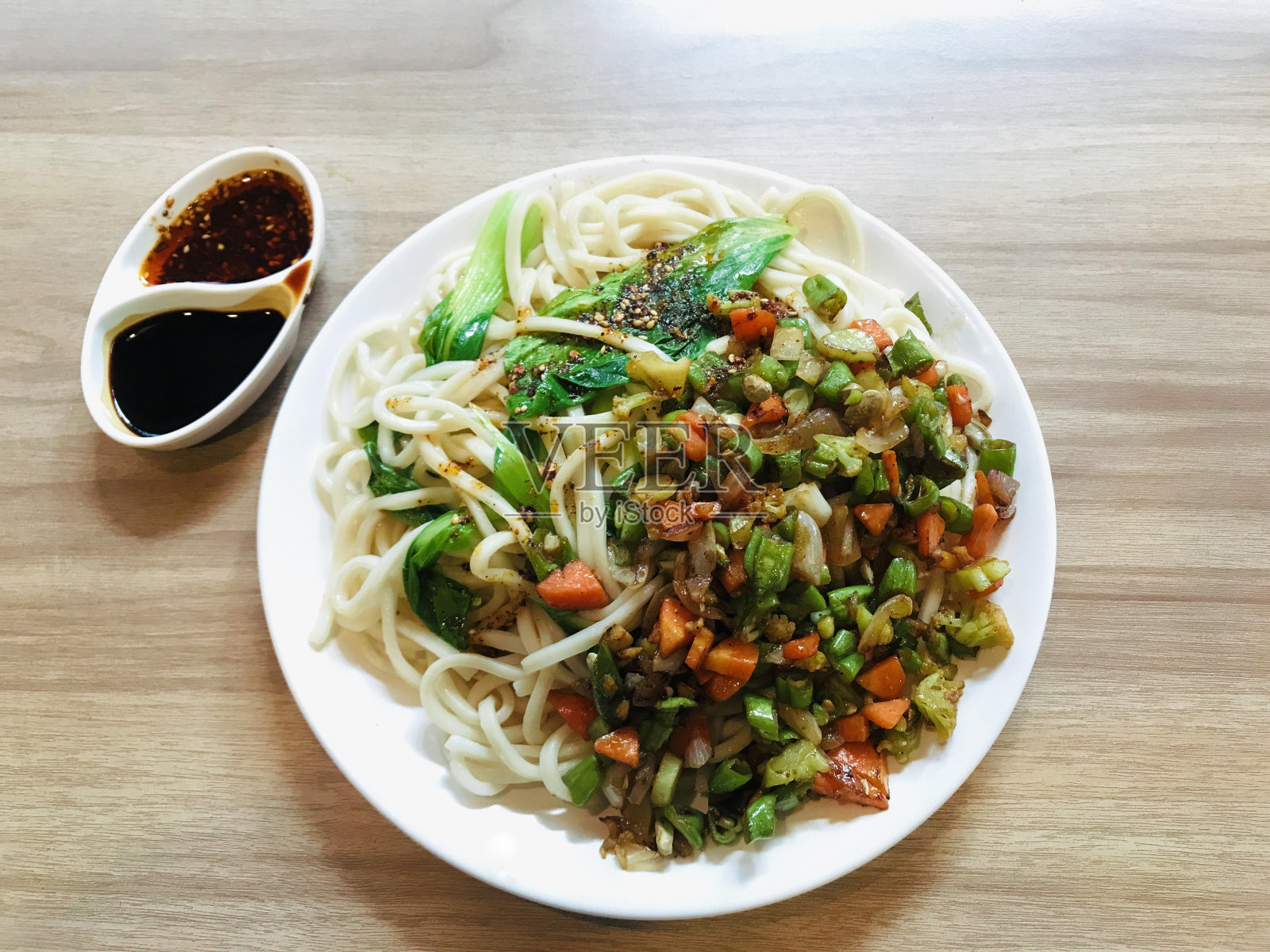 蔬菜麻辣面照片摄影图片