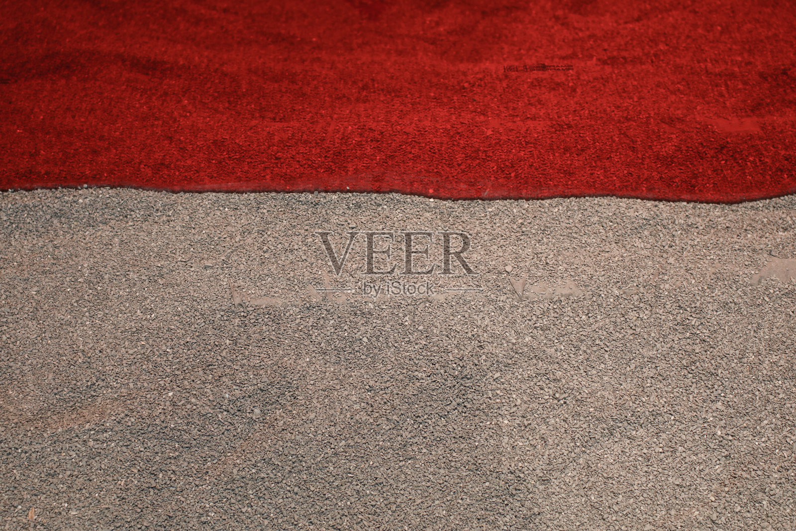 红色玻璃背景的沙滩。没有人。副本的空间。优雅的图形壁纸。裂缝、波浪、线条、圆圈、凹陷。凸的。横幅、广告、题字照片摄影图片