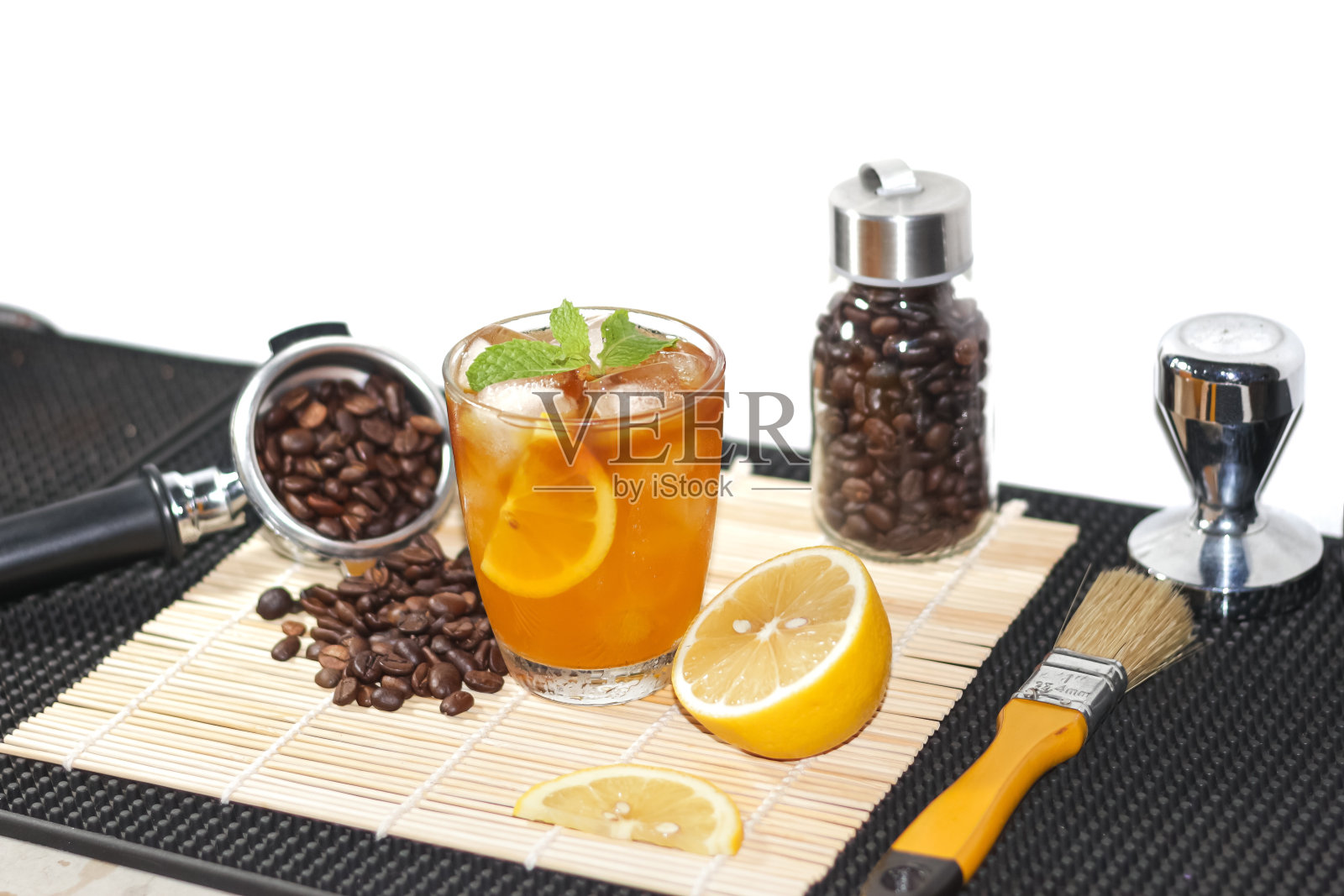 美式冰咖啡加柠檬照片摄影图片