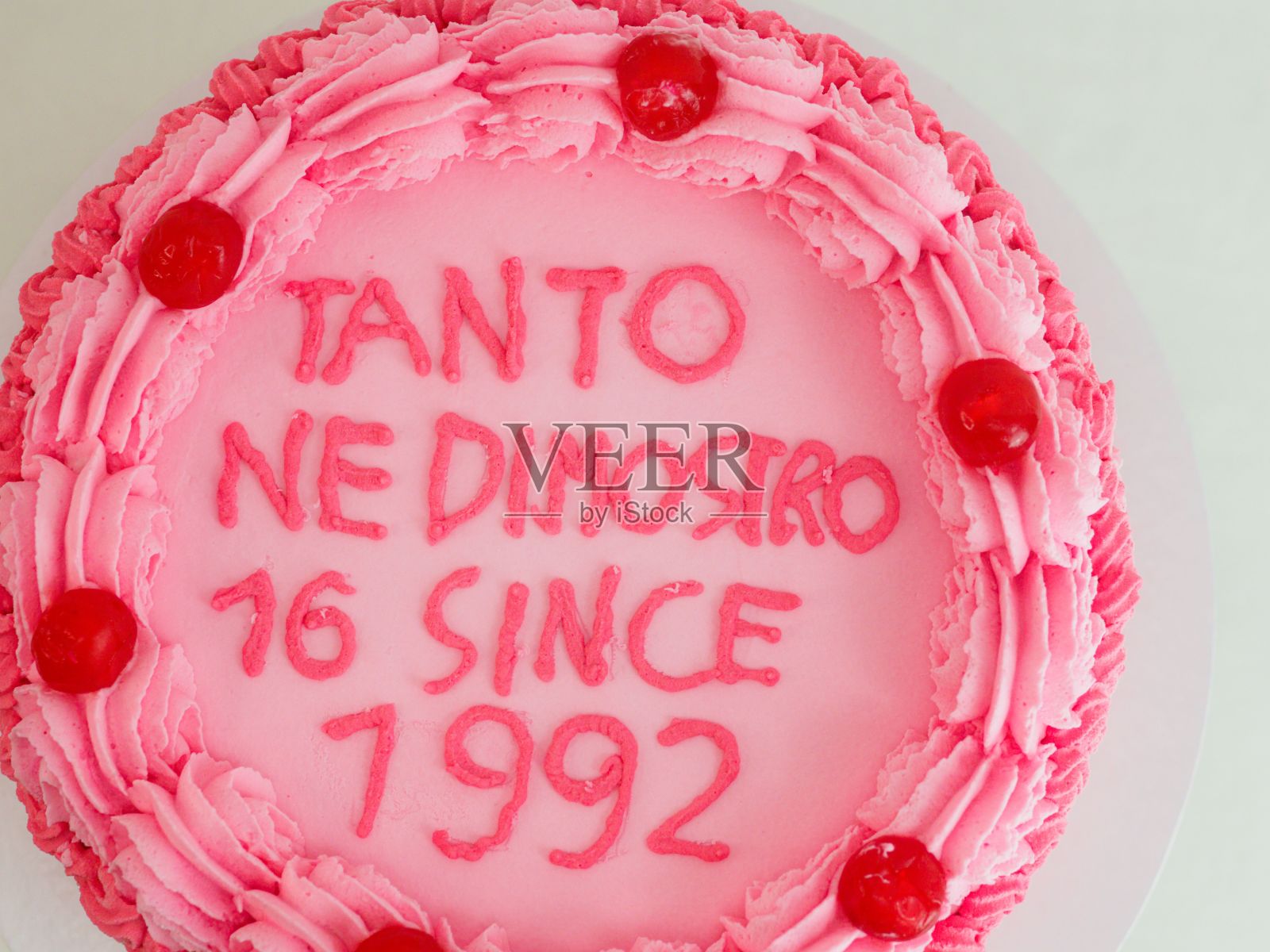 美味的粉色生日蛋糕照片摄影图片