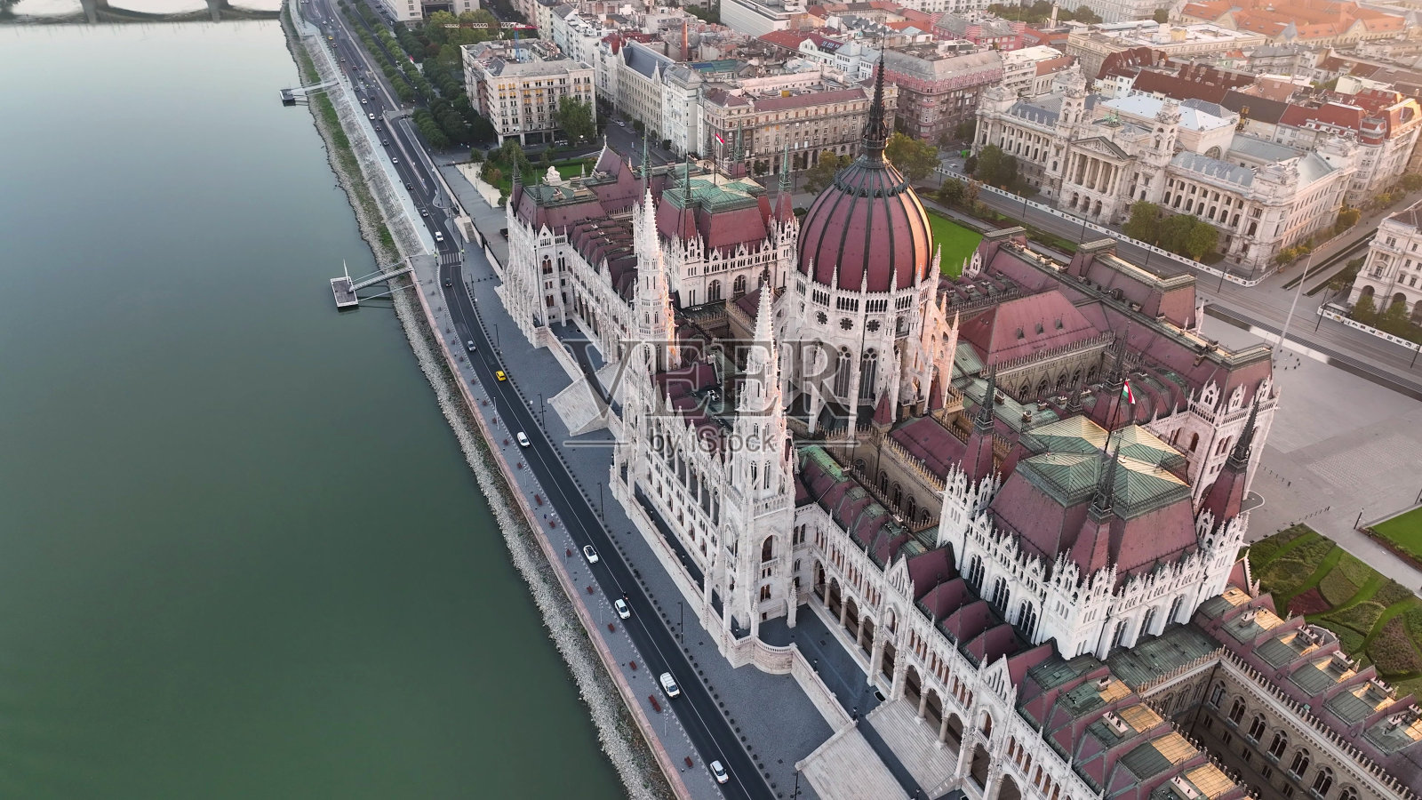 匈牙利议会大厦与多瑙河相望照片摄影图片