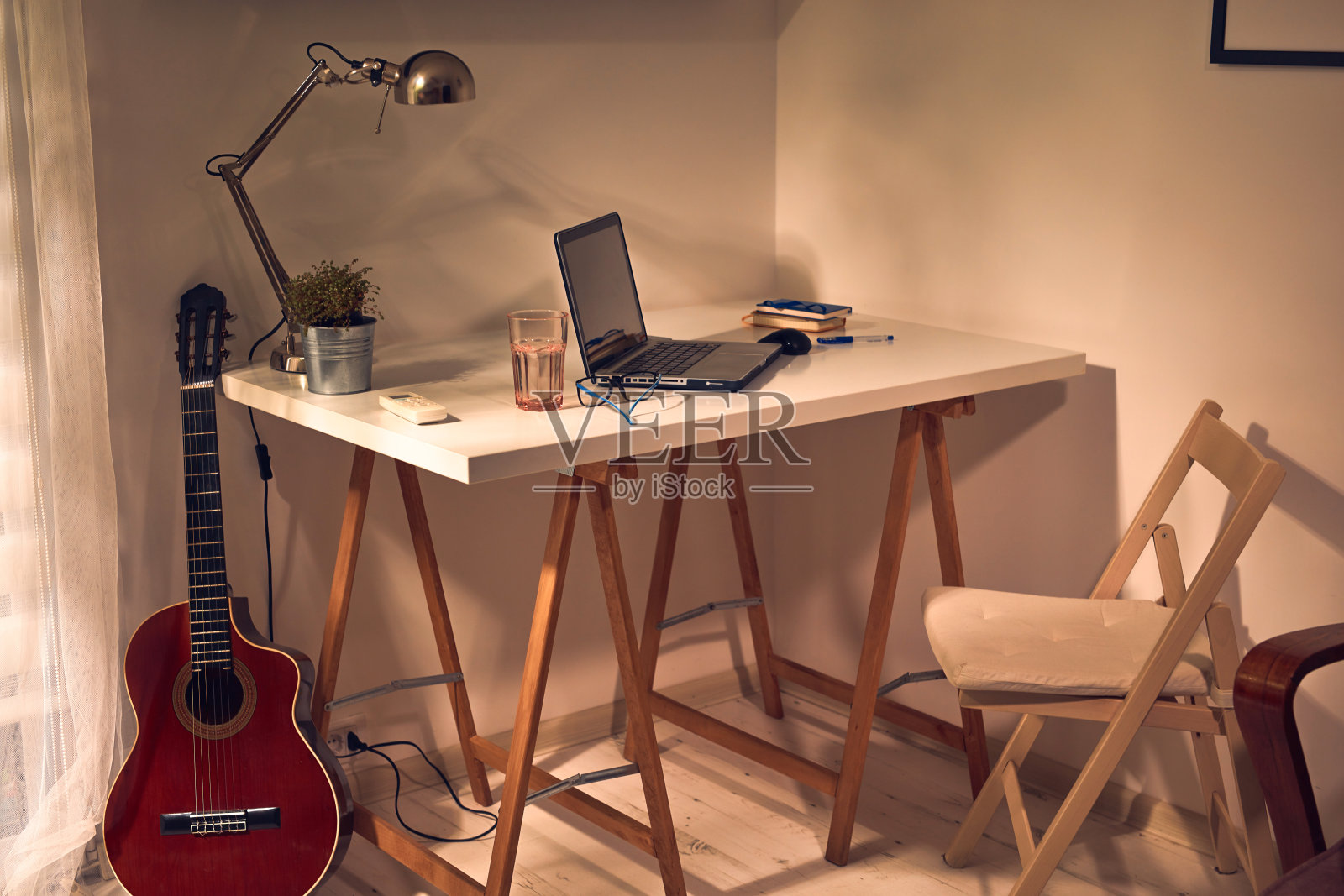 现代家庭内部与笔记本电脑。照片摄影图片