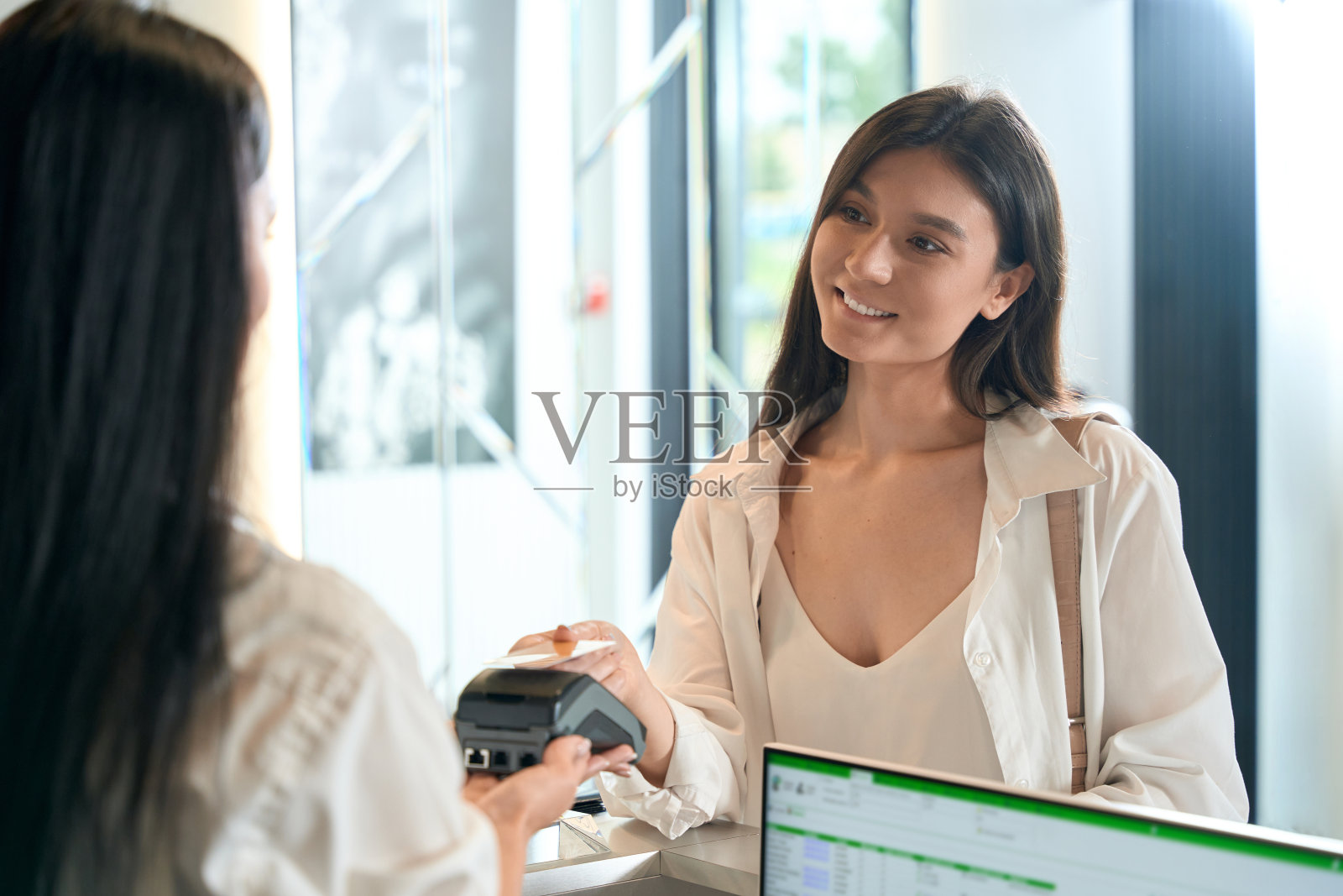 微笑的女性在美容院完成购物照片摄影图片