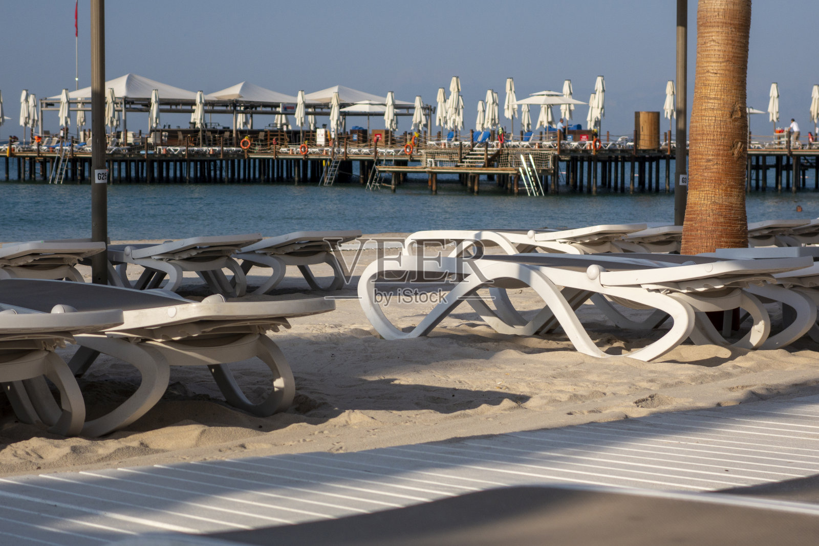 现代海滩照片摄影图片