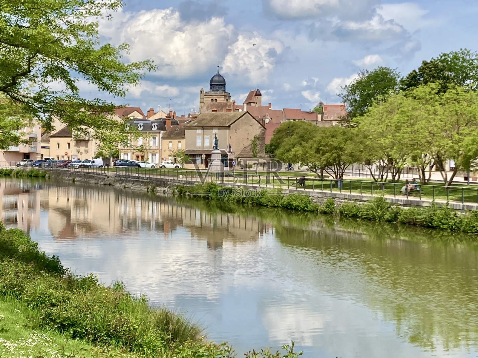 法国-勃艮第- Paray-le-Monial村-水渠中的老城区照片摄影图片