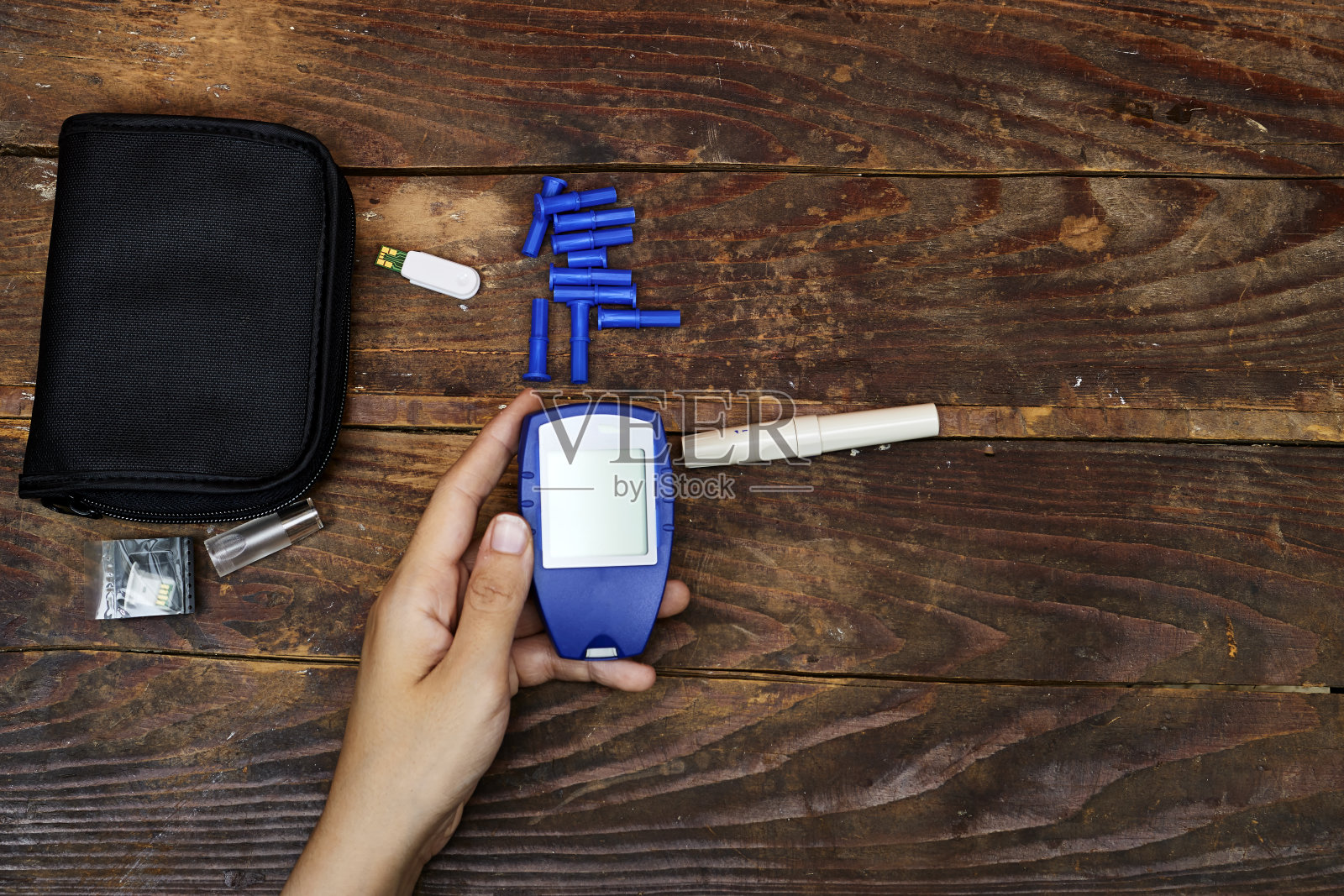 用血糖仪检查血糖水平。糖尿病治疗理念照片摄影图片