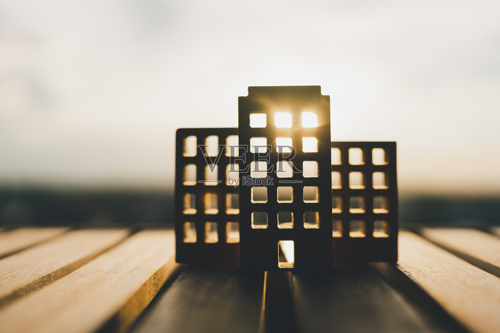 木屋，木质背景上的商业建筑模型，象征建筑、生态、贷款、抵押、财产或家。照片摄影图片