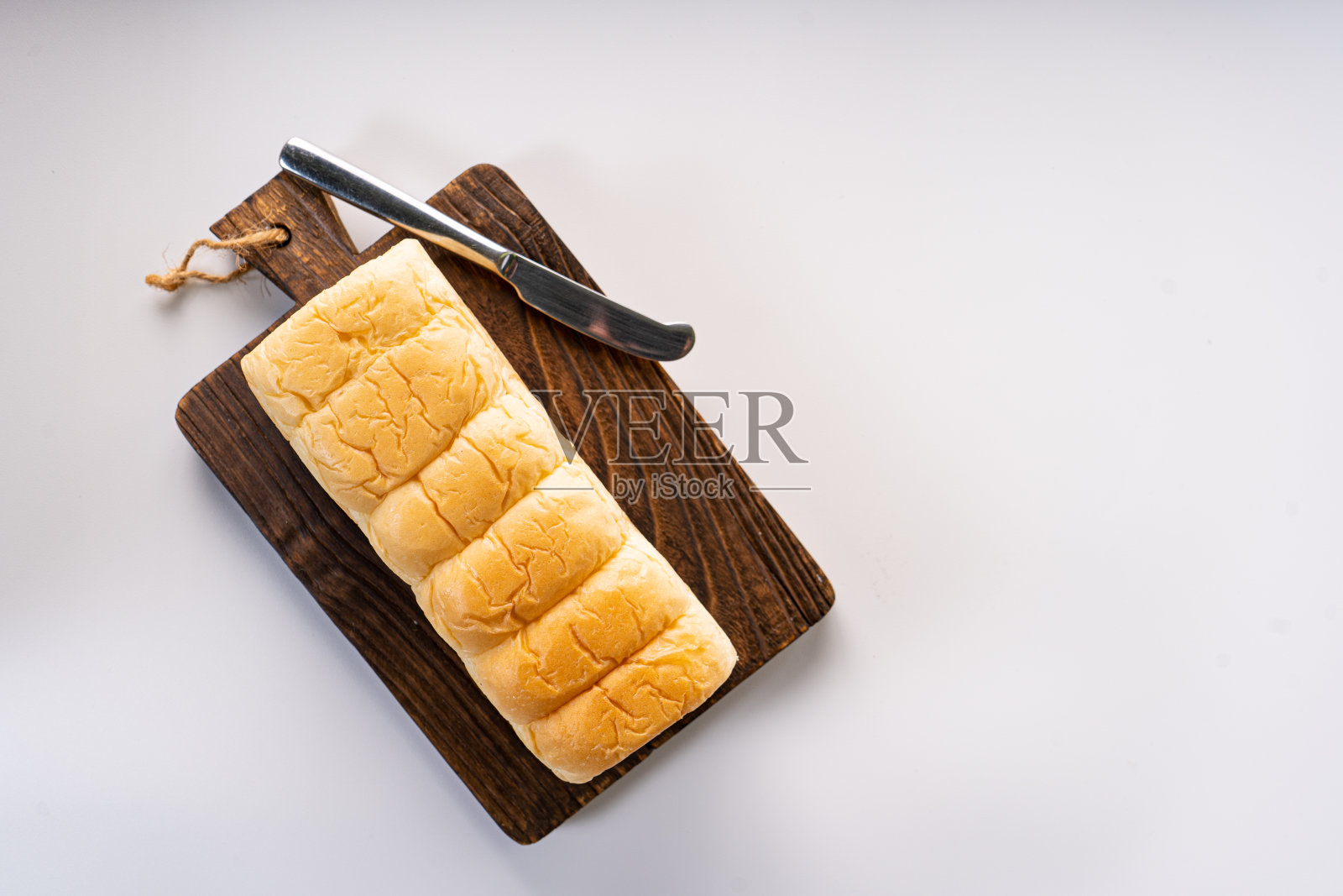 新鲜出炉的奶油蛋卷松软的小圆面包白面包或牛奶面包。孤立的白色背景照片摄影图片