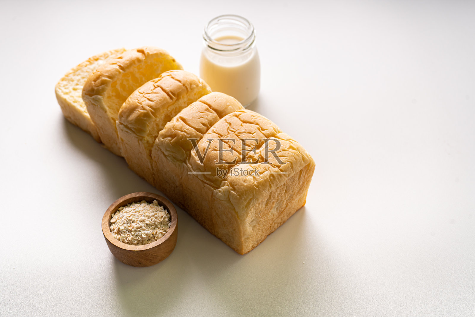 新鲜出炉的奶油蛋卷松软的小圆面包白面包或牛奶面包。孤立的白色背景照片摄影图片