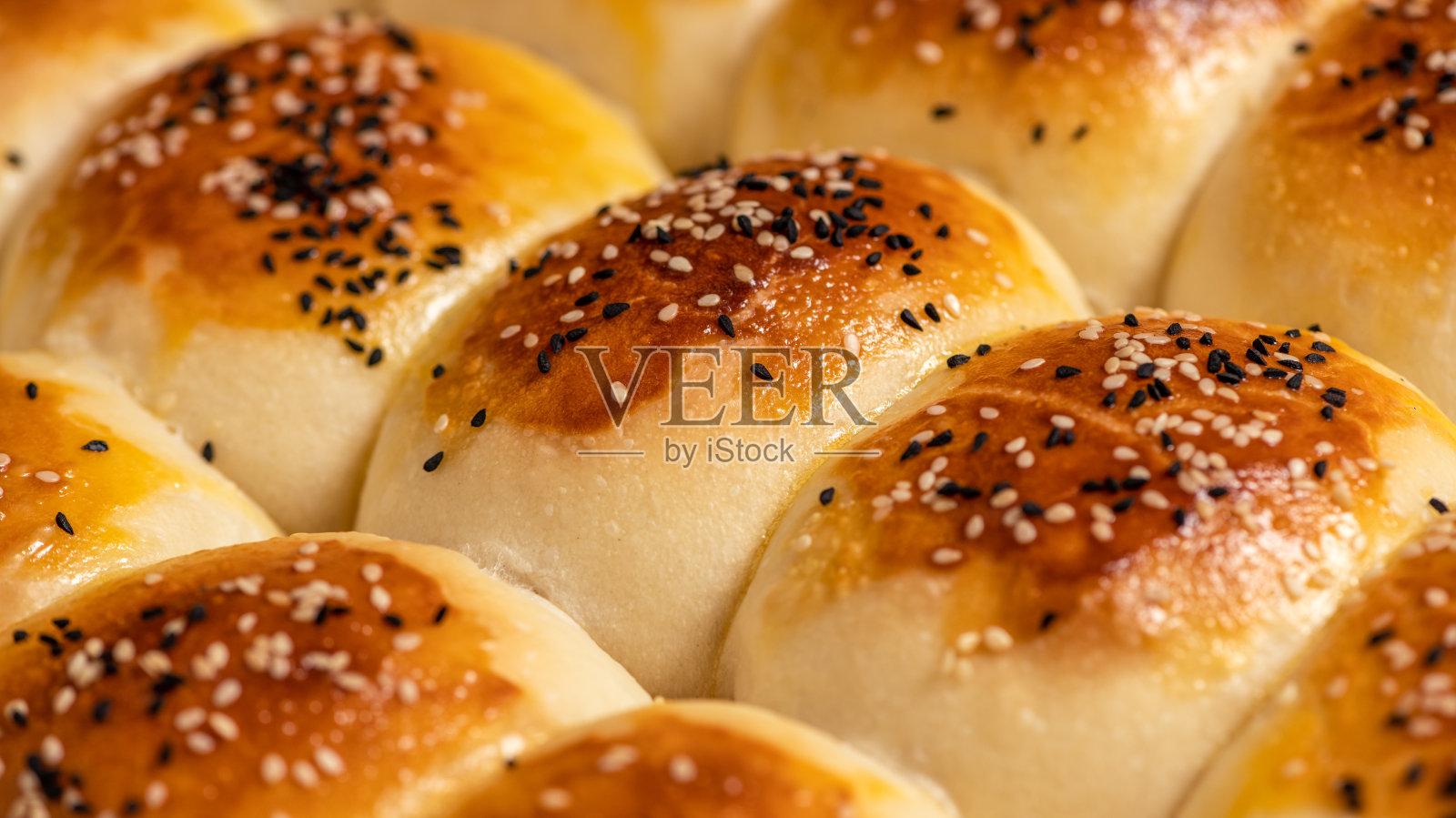 烤香包子特写。用白面粉做的美味但不健康的食物照片摄影图片