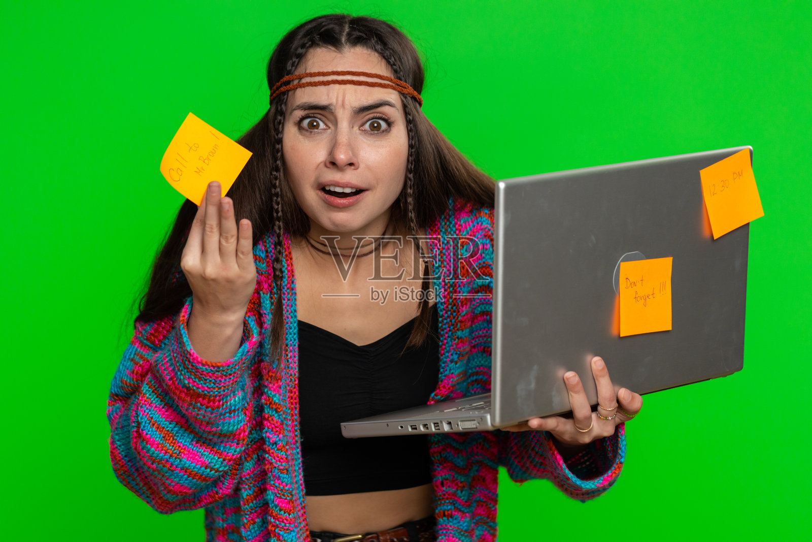 疲惫不堪的自由职业女性，贴着便签，用着笔记本电脑，被大量的日常工作负载搞糊涂了照片摄影图片