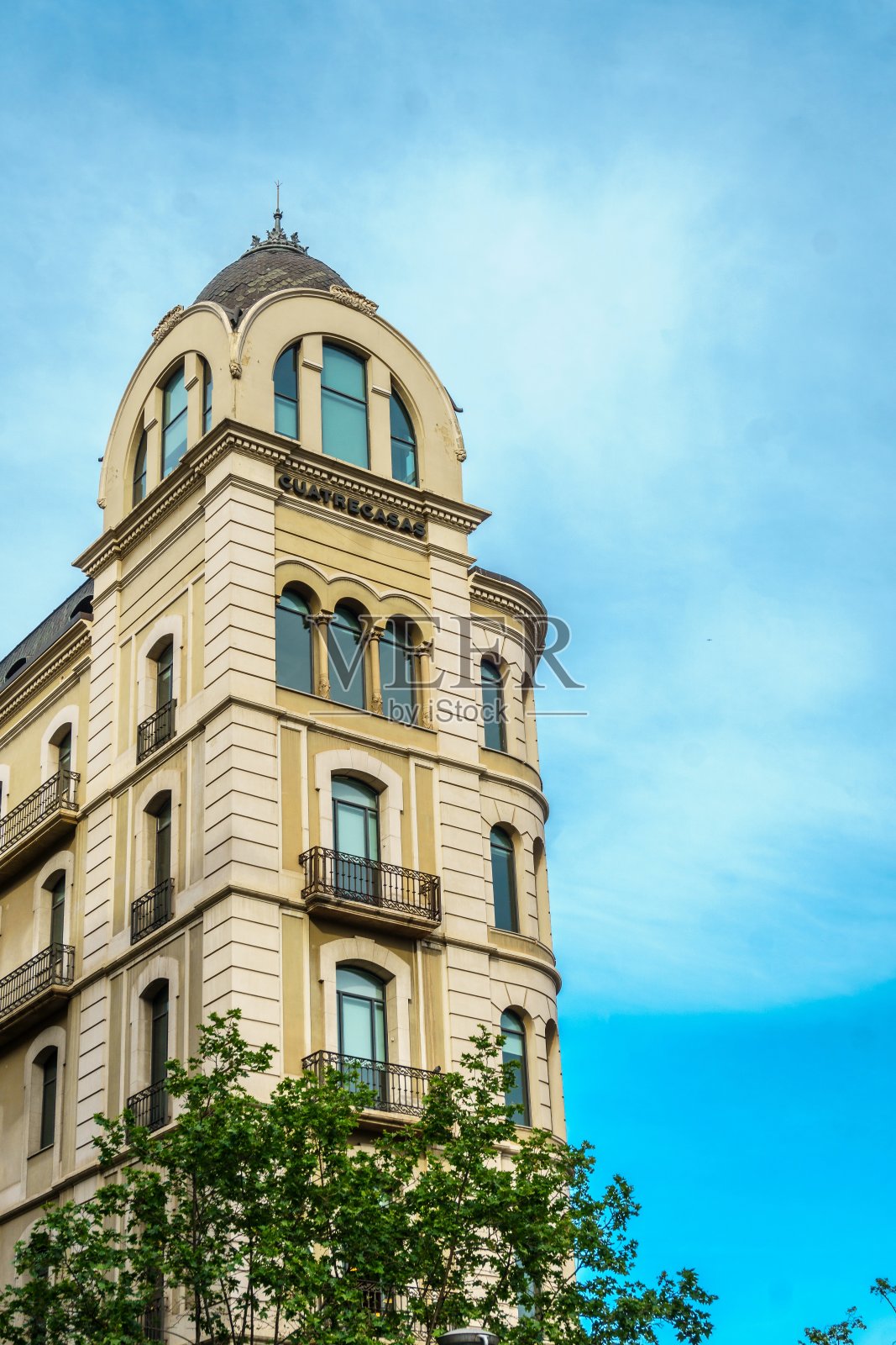 蓝天衬托下的现代主义巴塞罗那地标照片摄影图片