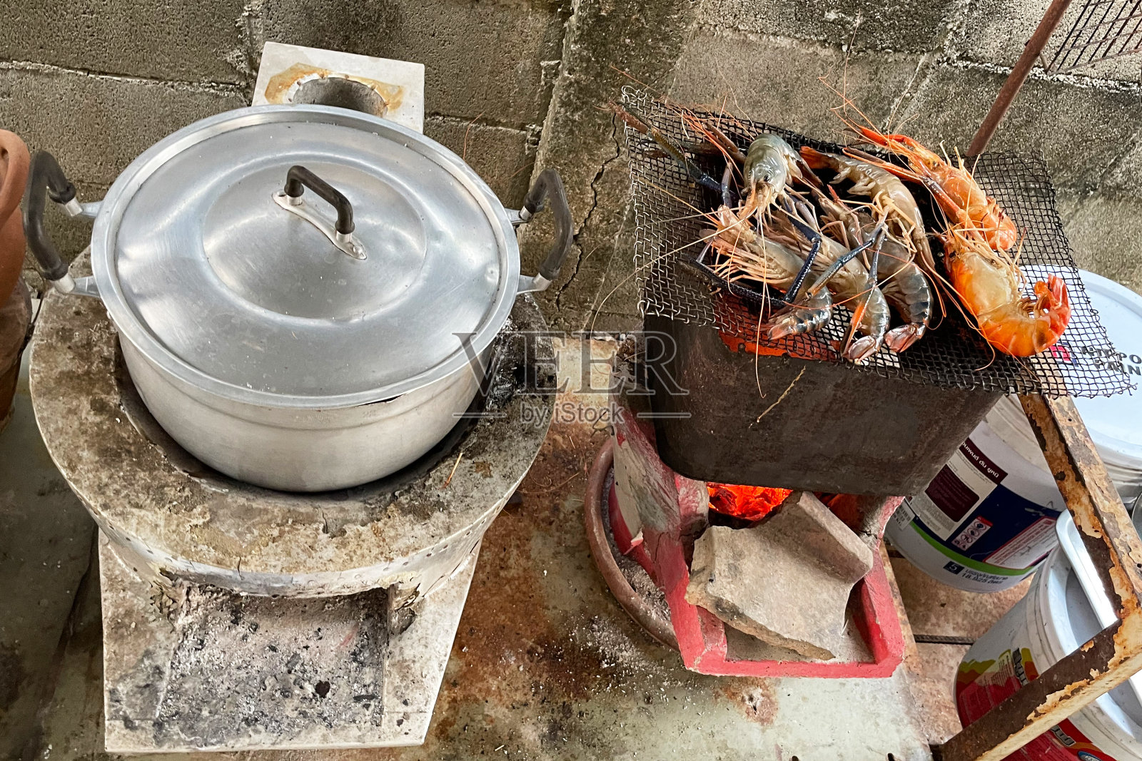 传统烹饪用木炭和大肚炉。在炭火上用锅把开水煮开。传统厨房照片摄影图片