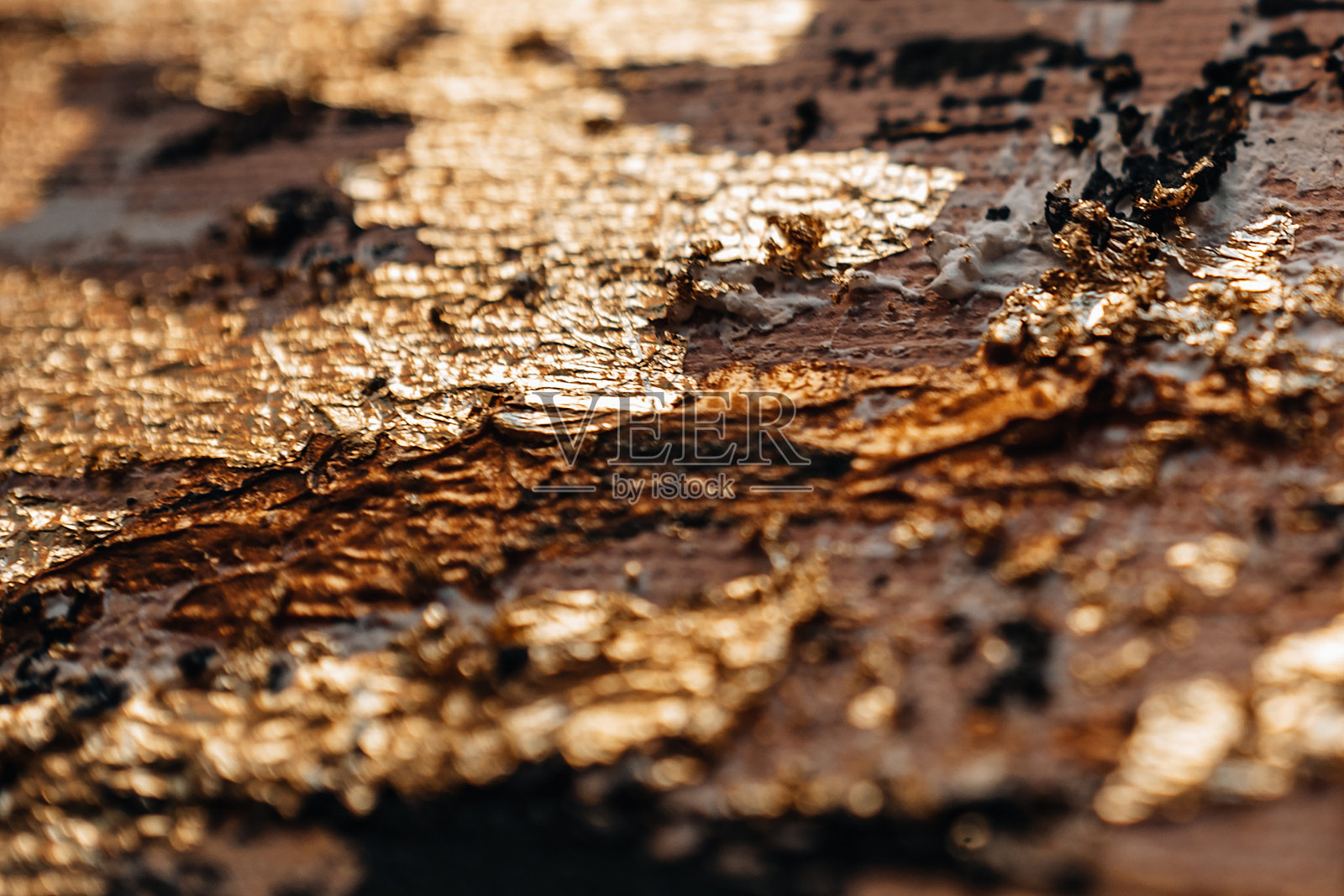 抽象墙画与黑色的油笔画和辉光金青铜纹理背景。照片摄影图片