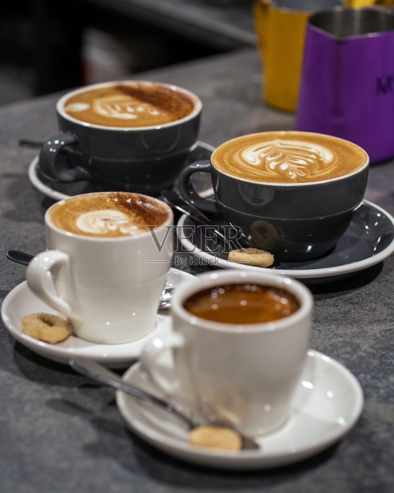 木桌上四杯热气腾腾的咖啡的特写镜头照片摄影图片