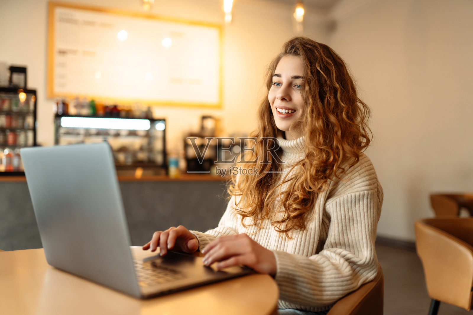 年轻女子在家里用笔记本电脑。照片摄影图片