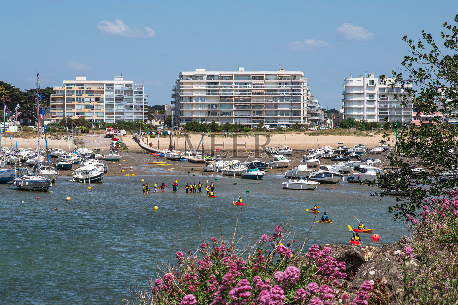 布列塔尼的港口、海滩、皮划艇和建筑照片摄影图片