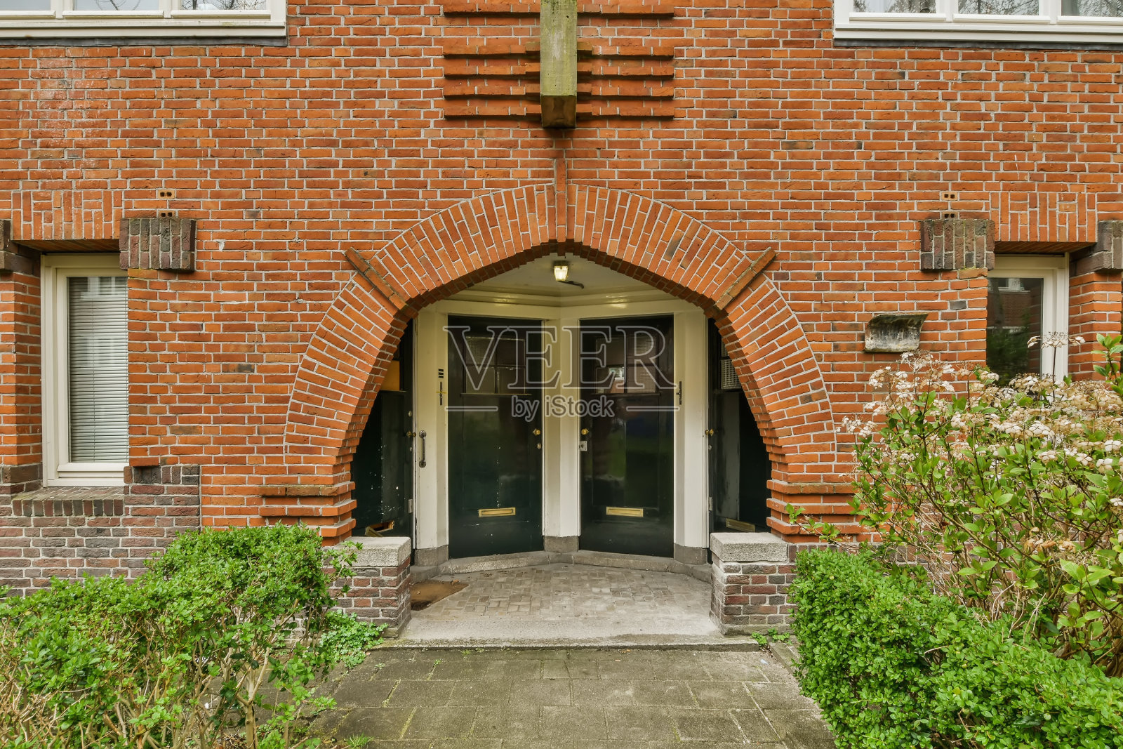 入口:有两扇门的砖房的入口照片摄影图片