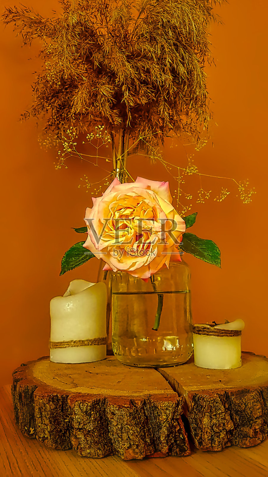 玫瑰，蜡烛和一束干草照片摄影图片