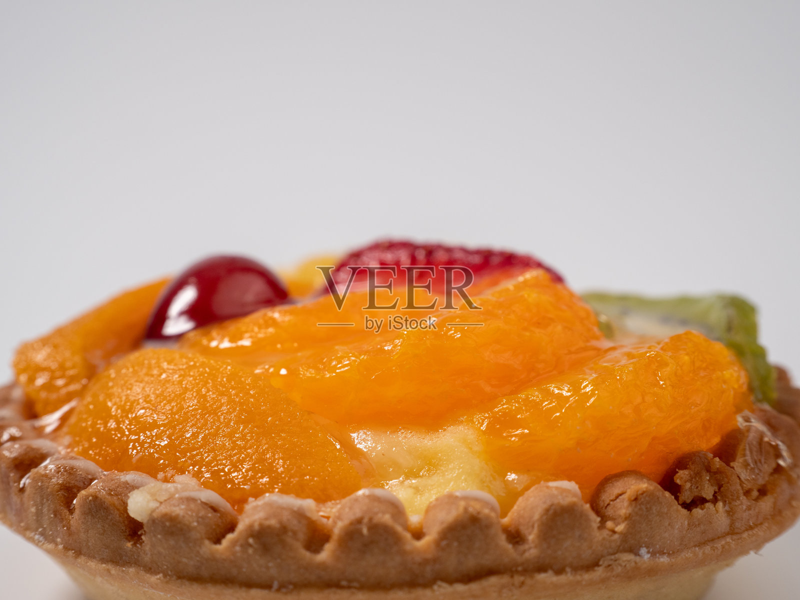 在白色背景上用水果烘烤。照片摄影图片