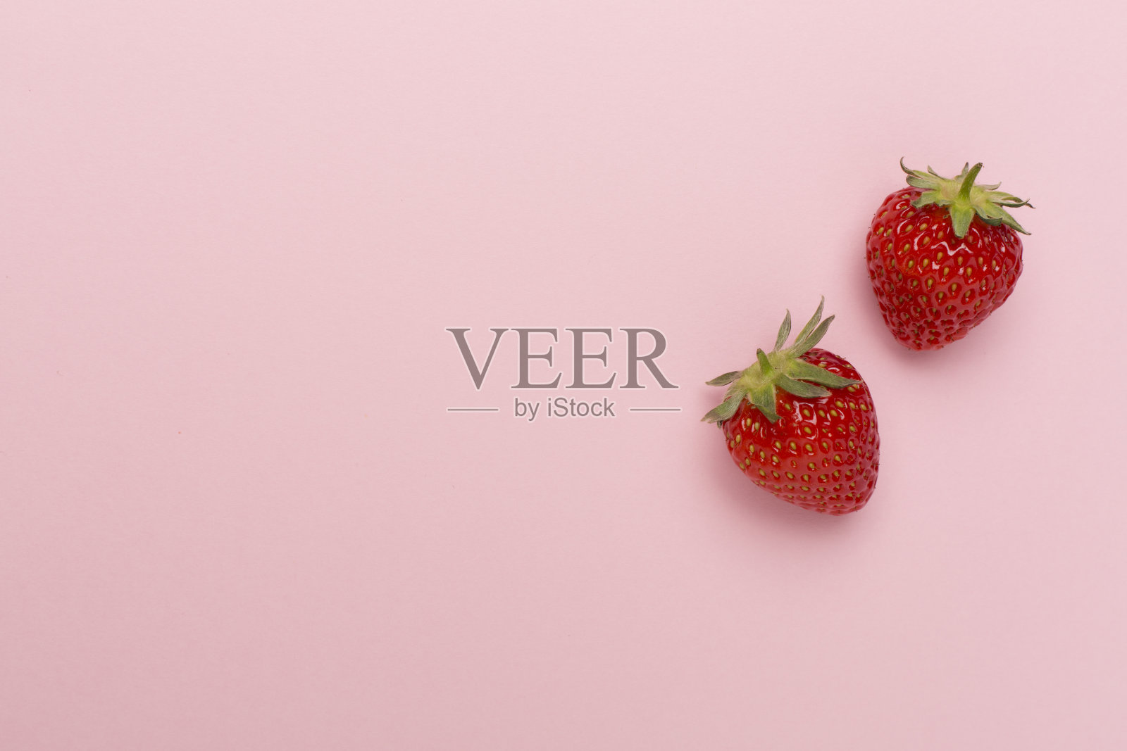 草莓带叶子的彩色背景，俯视图照片摄影图片