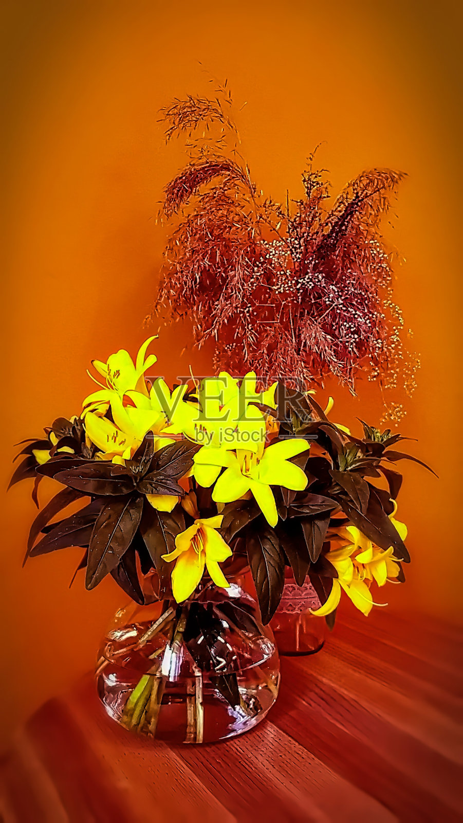 家庭餐桌上的构图照片摄影图片