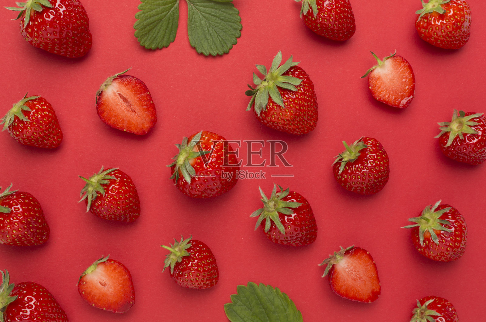 草莓带叶子的彩色背景，俯视图照片摄影图片