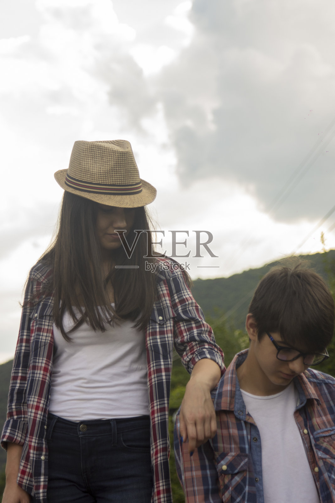 一对夫妇在秋日里享受照片摄影图片