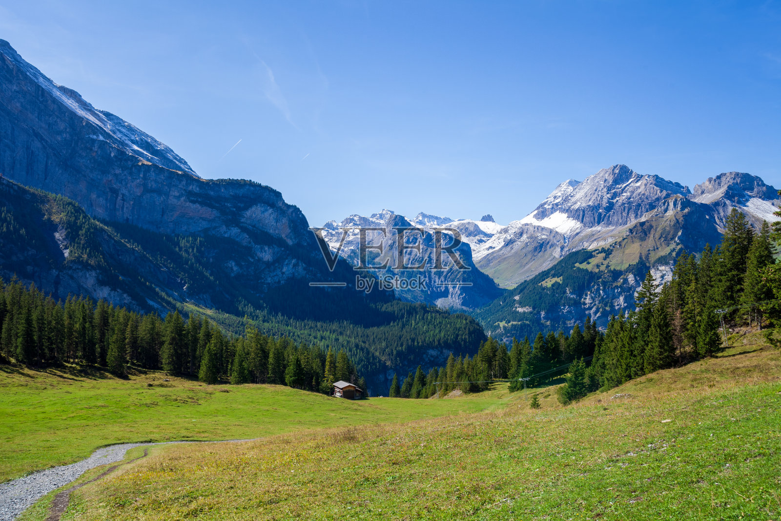 一个迷人的山区景观在瑞士附近的Oeschinensee，展示了该地区令人惊叹的自然美景照片摄影图片