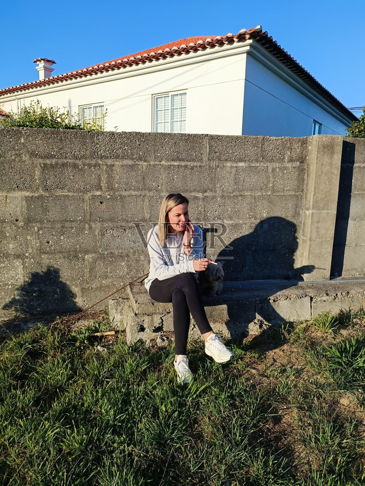 年轻女子坐着抽烟照片摄影图片